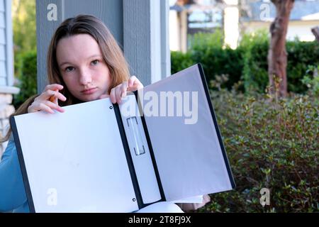 Giovane donna adulta che disegna scarabocchi. Scatto dettagliato. . Riprese 4K di alta qualità Foto Stock