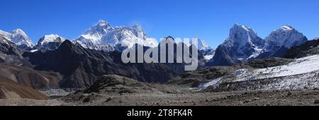 Alta montagna Pumori, Lobuche, Monte Everest, Nuptse, Lhotse, Makalu, Cholatse e Tobuche. Foto Stock