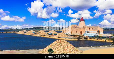 Sicilia Italia viaggi e luoghi di interesse: Famose saline e mulini a vento di Marsala. popolare attrazione turistica Foto Stock
