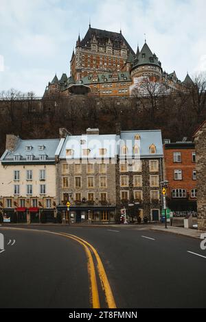 Vista classica dell'iconico Chateau Frontenac a Quebec City, Canada, vista dalle strade acciottolate della città vecchia con edifici tradizionali. Foto Stock