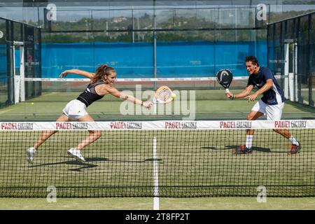 Giovane coppia che gioca a padel. tennis. Foto Stock