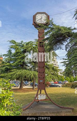 Paracin, Serbia - 6 ottobre 2023: Orologio pubblico in piedi libero Insa Investbanka al Town Park Autumn Day. Foto Stock