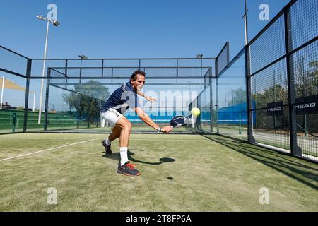 Giocatore in azione in un campo di padel, Club Robinson, Ugento, Puglia, Italien Foto Stock