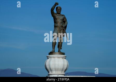 La statua di bronzo di Filippo di Macedonia, padre di Alessandro Magno, a Skopje, davanti alla partita del gruppo C di qualificazione UEFA Euro 2024 alla Todor Proeski National Arena di Skopje, Macedonia del Nord. Data immagine: Lunedì 20 novembre 2023. Foto Stock