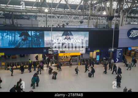 Londra, Regno Unito. 20 novembre 2023. Napoleon, il nuovo film pubblicizzato alla stazione di Waterloo. Napoleone è interpretato da Joaquin Phoenix ed è diretto da Ridley Scott che traccia l'ascesa e la caduta dell'imperatore francese Napoleone Bonaparte e apre nei cinema di Londra il 22 novembre.Credit: amer ghazzal/Alamy Live News Foto Stock