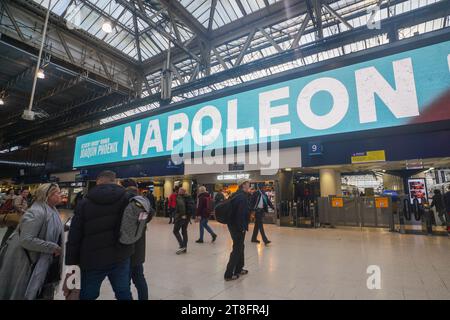 Londra, Regno Unito. 20 novembre 2023. Napoleon, il nuovo film pubblicizzato alla stazione di Waterloo. Napoleone è interpretato da Joaquin Phoenix ed è diretto da Ridley Scott che traccia l'ascesa e la caduta dell'imperatore francese Napoleone Bonaparte e apre nei cinema di Londra il 22 novembre.Credit: amer ghazzal/Alamy Live News Foto Stock