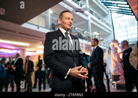 Digital Gipfel des Bundes 2023 in Jena AM 20.11.2023 Ausstellung im Foyer der Friedrich Schiller Universität Jena Bundesminister für Digitales und Verkehr Volker Wissing FDP, Ritratto am Mikrofon, Hände gefaltet Campus FSU *** Federal Digital Summit 2023 a Jena il 20 11 2023 Mostra nel foyer dell'Università Friedrich Schiller Jena Ministro federale per gli affari digitali e i trasporti Volker Wissing FDP, ritratto al microfono, mani piegate Campus FSU credito: Imago/Alamy Live News Foto Stock