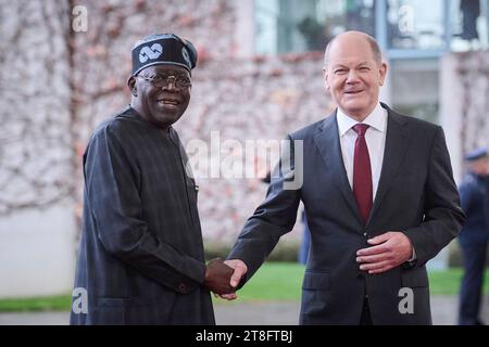 Berlino, Vorfahrt der Teilnehmer zum Compact with Africa im Bundeskanzleramt Bundeskanzler Olaf Scholz SPD begrüßt Bola Ahmed Tinubu Präsident Nigeria im Rahmen des Compact with Africa AM 20.11.2023 im Bundeskanzleramt a Berlino. Berlin Bundeskanzleramt Berlin Deutschland *** Berlin, avanzamento dei partecipanti al patto con l'Africa presso la Cancelleria federale il Cancelliere federale Olaf Scholz SPD accoglie Bola Ahmed Tinubu Presidente Nigeria come parte del patto con l'Africa il 20 11 2023 presso la Cancelleria federale di Berlino Cancelleria federale di Berlino Germania Foto Stock