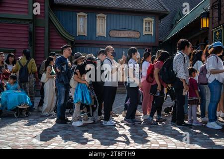 Hong Kong, Hong Kong. 20 novembre 2023. I visitatori si mettono in fila per un giro al World of Frozen a Hong Kong Disneyland il 20 novembre 2023 a Hong Kong, in Cina. Oggi Hong Kong Disneyland apre ufficialmente il suo World of Frozen Attraction, è la prima terra a tema "Frozen" al mondo. (Foto di Vernon Yuen/NurPhoto) credito: NurPhoto SRL/Alamy Live News Foto Stock