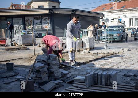 Belgrado, Serbia, 18 ottobre 2023: Operai edili che pavimentano l'altopiano intorno al mercato di Zemun Foto Stock