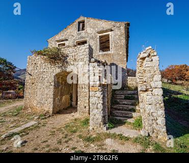 Edificio scolastico in rovina nel villaggio parzialmente abbandonato della Vecchia Perizia (Palea Perithea) sulle alte pendici del monte Pandokratoras a Corfù, Grecia Foto Stock