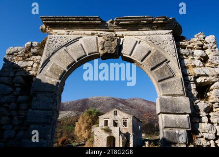 Scuola in rovina e arco nel villaggio parzialmente abbandonato della Vecchia Perizia (Palea Perithea) sulle alte pendici del monte Pandokratoras a Corfù, Grecia Foto Stock