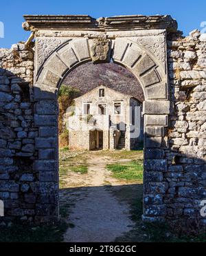 Scuola in rovina e arco nel villaggio parzialmente abbandonato della Vecchia Perizia (Palea Perithea) sulle alte pendici del monte Pandokratoras a Corfù, Grecia Foto Stock