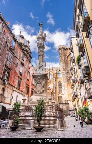 Napoli, Italia, 3 novembre 2023 - Obelisco di San Gennaro (l'Obelisco di San Gennaro) nella parte vecchia di Napoli (Napoli) Foto Stock