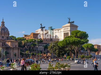 Roma, Italia, 8 novembre 2023 - Vista posteriore del Monumento a Vittorio Emanuele II da via dei fori Imperiali (Monumento a Vittorio Emanuele II) in sala Foto Stock