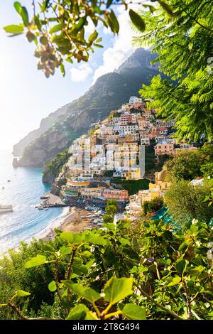 Postiano Italia, 29 ottobre 2023 - la città di Positano sulla Costiera Amalfitana vista dalla salita Foto Stock