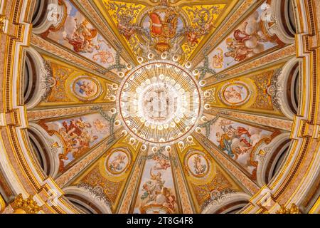 Caserta, 6 novembre 2023 - dettaglio soffitto del teatro di corte della reggia di Caserta Foto Stock