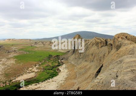 Fiume nelle splendide montagne del Gobustan. Azerbaigian. Foto Stock