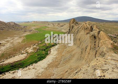 Fiume nelle splendide montagne del Gobustan. Azerbaigian. Foto Stock