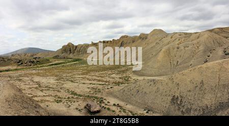 Fiume nelle splendide montagne del Gobustan. Azerbaigian. Foto Stock