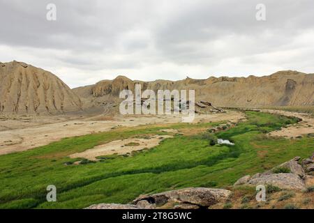 Fiume nelle splendide montagne del Gobustan. Azerbaigian. Foto Stock