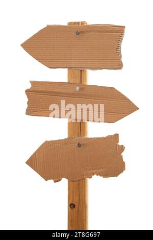 Tre diverse indicazioni segnaletiche con freccia in cartone strappato su un palo di legno, isolato su bianco Foto Stock
