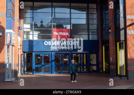 Slough, Regno Unito. 20 novembre 2023. Ingresso all'Osservatorio Shopping Centre in Slough High Street. Il quotidiano Telegraph ha valutato Slough nel Berkshire come la città più brutta del Regno Unito. È stata classificata ultima delle 1.250 città di Inghilterra, Galles e Scozia. Ha ottenuto un punteggio di 0/10 per le vetrine dei negozi e un punteggio di 2/10 per l'architettura storica. Sfortunatamente, gran parte del Queensmere Shopping Centre è stato chiuso e il traffico a Slough rimane molto più basso di un tempo. I pianificatori dello Slough Borough Council hanno anche permesso enormi blocchi ad alta densità di brutti appartamenti Foto Stock