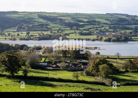 Il sole autunnale splende sui terreni agricoli intorno al lago Blagdon a Nempnett Thrubwell nel Somerset settentrionale, con le colline Mendip che si innalzano alle spalle. Foto Stock