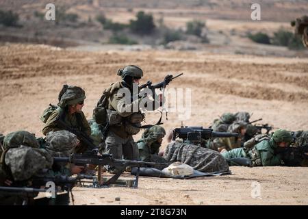 Soldati di fanteria israeliani della 55a Brigata di paracadutisti con armi leggere mentre si allenano in un esercizio di fuoco vivo fuori dalla base di Tze'elim nel sud di Israele vicino al confine con la Striscia di Gaza il 20 novembre 2023. I soldati sono tutte truppe di riserva dell'IDF e non sono ancora stati all'interno della Striscia di Gaza. Alcuni dei soldati tornarono immediatamente in Israele dall'estero dopo l'attacco terroristico di Hamas alle comunità del sud di Israele il 7 ottobre 2023. Foto di Jim Hollander/UPI Credit: UPI/Alamy Live News Foto Stock