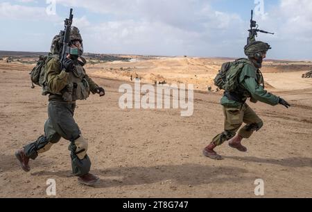 Soldati di fanteria israeliani della 55a Brigata di paracadutisti con armi leggere mentre si allenano in un esercizio di fuoco vivo fuori dalla base di Tze'elim nel sud di Israele vicino al confine con la Striscia di Gaza il 20 novembre 2023. I soldati sono tutte truppe di riserva dell'IDF e non sono ancora stati all'interno della Striscia di Gaza. Alcuni dei soldati tornarono immediatamente in Israele dall'estero dopo l'attacco terroristico di Hamas alle comunità del sud di Israele il 7 ottobre 2023. Foto di Jim Hollander/UPI Credit: UPI/Alamy Live News Foto Stock