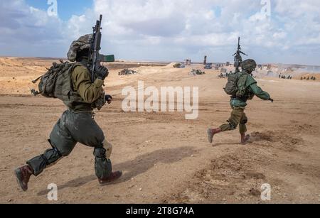 Soldati di fanteria israeliani della 55a Brigata di paracadutisti con armi leggere mentre si allenano in un esercizio di fuoco vivo fuori dalla base di Tze'elim nel sud di Israele vicino al confine con la Striscia di Gaza il 20 novembre 2023. I soldati sono tutte truppe di riserva dell'IDF e non sono ancora stati all'interno della Striscia di Gaza. Alcuni dei soldati tornarono immediatamente in Israele dall'estero dopo l'attacco terroristico di Hamas alle comunità del sud di Israele il 7 ottobre 2023. Foto di Jim Hollander/UPI Credit: UPI/Alamy Live News Foto Stock