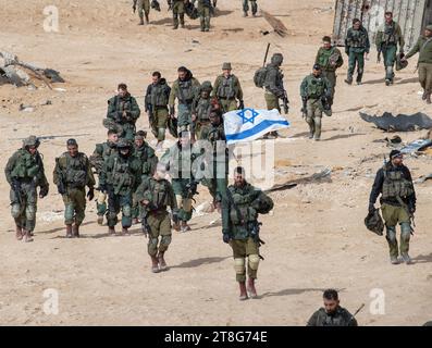 Soldati di fanteria israeliani della 55a Brigata di paracadutisti con armi leggere mentre si allenano in un esercizio di fuoco vivo fuori dalla base di Tze'elim nel sud di Israele vicino al confine con la Striscia di Gaza il 20 novembre 2023 insieme ai carri Merkava del corpo armato. I soldati stanno tornando alla base alla fine dell'addestramento. I soldati sono tutte truppe di riserva dell'IDF e non sono ancora stati all'interno della Striscia di Gaza. Alcuni dei soldati tornarono immediatamente in Israele dall'estero dopo l'attacco terroristico di Hamas alle comunità del sud di Israele il 7 ottobre 2023. Foto di Jim Hollander/UPI Foto Stock