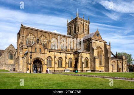 Il sole splende sull'esterno dell'ex abbazia, ora chiesa parrocchiale di Santa Maria, a Sherborne, Dorset. Foto Stock