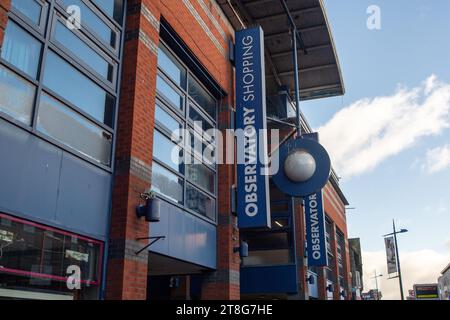 Slough, Regno Unito. 20 novembre 2023. Ingresso all'Osservatorio Shopping Centre in Slough High Street. Il quotidiano Telegraph ha valutato Slough nel Berkshire come la città più brutta del Regno Unito. È stata classificata ultima delle 1.250 città di Inghilterra, Galles e Scozia. Ha ottenuto un punteggio di 0/10 per le vetrine dei negozi e un punteggio di 2/10 per l'architettura storica. Sfortunatamente, gran parte del Queensmere Shopping Centre è stato chiuso e il traffico a Slough rimane molto più basso di un tempo. I pianificatori dello Slough Borough Council hanno anche permesso enormi blocchi ad alta densità di brutti appartamenti Foto Stock