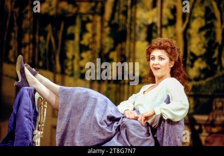 Lesley Garrett (Atalanta) in XERXES all'Opera Nazionale Inglese (ENO), London Coliseum, Londra WC2 23/02/1985 musica: George Frideric Handel testo: Nicolo Minato direttore: Charles Mackerras design: David Fielding Lighting: Paul Pyant traduttore e regista: Nicholas Hytner Foto Stock