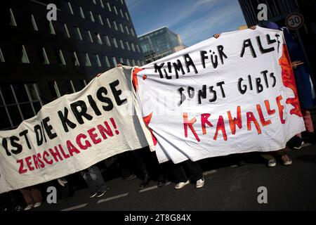 Fridays for Future, Climate Demonstration DEU, Deutschland, Germania, Berlino, 23.09.2022 Demonstranten mit trasparente Klima fuer alle Sonst Gibts Krawalle System Change Das System ist die Krise Kapitalismus zerschlagen der antifa Antifaschiste Aktion auf der Kundgebung und der Demonstration von Schuelerinnen und Schueler der weltweiten Bewegung FridaysFuture beim globalen Klimastreik unter dem motto Menschen statt Profit Krise fuer Klimagerechtigkeit und Sondervermoegen von 100 Milliarden zum Klimaschutz a Berlino, Deutschland. Die Schueler und Studenten prot Foto Stock