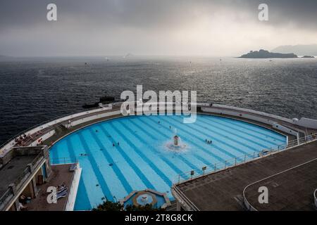 La gente nuota nel Lido di TInside sulla riva del Plymouth Sound nel Devon. Foto Stock