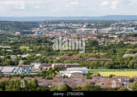 Il paesaggio urbano di Bristol, tra cui Hartcliffe, Knowle West, Southville e Clifton, visto dalla collina di Maes Knoll, con il ponte sospeso di Clifton e. Foto Stock