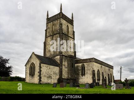 La tradizionale chiesa parrocchiale della Beata Vergine Maria a Emborough, sulle Mendip Hills del Somerset. Foto Stock