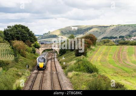 Un treno della Great Western Railway Intercity Express passa per Westbury White Horse al confine di Salisbury Plain nel Wiltshire. Foto Stock