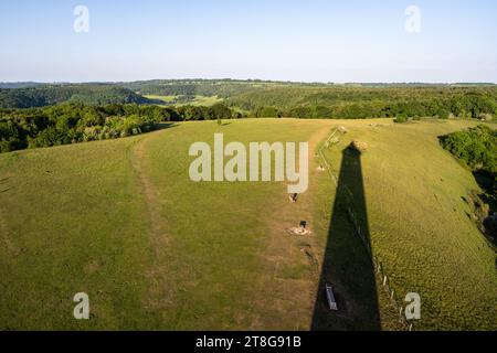 Boschi e campi coprono le colline del Cotswolds Edge sotto il Tyndale Monument a North Nibley nel Gloucestershire. Foto Stock