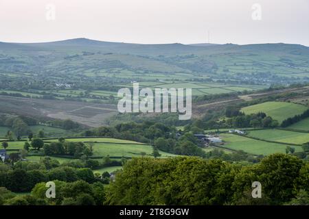 La luce del mattino splende sulla valle di Tavy e i torti occidentali di Dartmoor nel Devon occidentale. Foto Stock