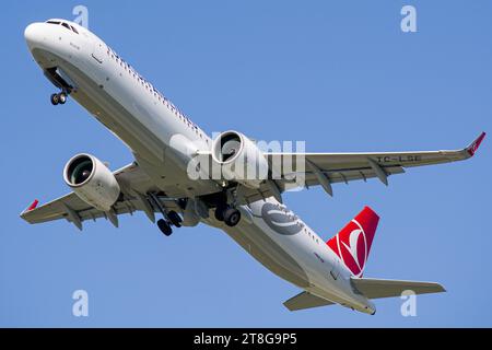 Turkish Airlines Airbus A321 NEO decolla dall'aeroporto di Leopoli per un volo per Istanbul, Turchia Foto Stock