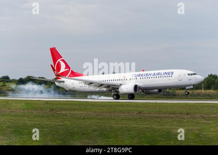 Turkish Airlines Boeing 737-800 atterra all'aeroporto internazionale di Leopoli dopo un volo da Istanbul, Turchia Foto Stock