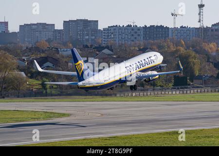 Ryanair Boeing 737-800 decolla dall'aeroporto di Lviv con la città sullo sfondo Foto Stock