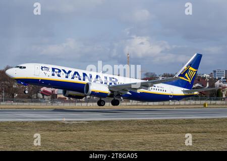 Ryanair Boeing 737 MAX 8-200 in decollo dall'aeroporto di Leopoli Foto Stock