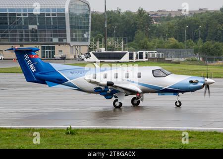 Aereo Pilatus PC-12 NGX privato in rullaggio per il decollo da Leopoli Foto Stock