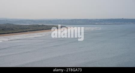 L'estuario dei fiumi Taw e Torridge incontra il canale di Bristol a Braunton Burrows, una sputa di dune di sabbia sulla costa del North Devon, con Westw Foto Stock