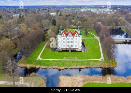 Vista aerea del castello di Ahrensburg/Ahrensburg del XVI secolo, ex residenza rinascimentale in primavera, Schleswig-Holstein, Germania Foto Stock