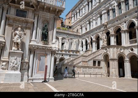 Arco Foscari e la Scala dei Giganti. Palazzo Ducale in stile rinascimentale con ampio cortile e parte dell'Arco Foscari (Fosca Foto Stock